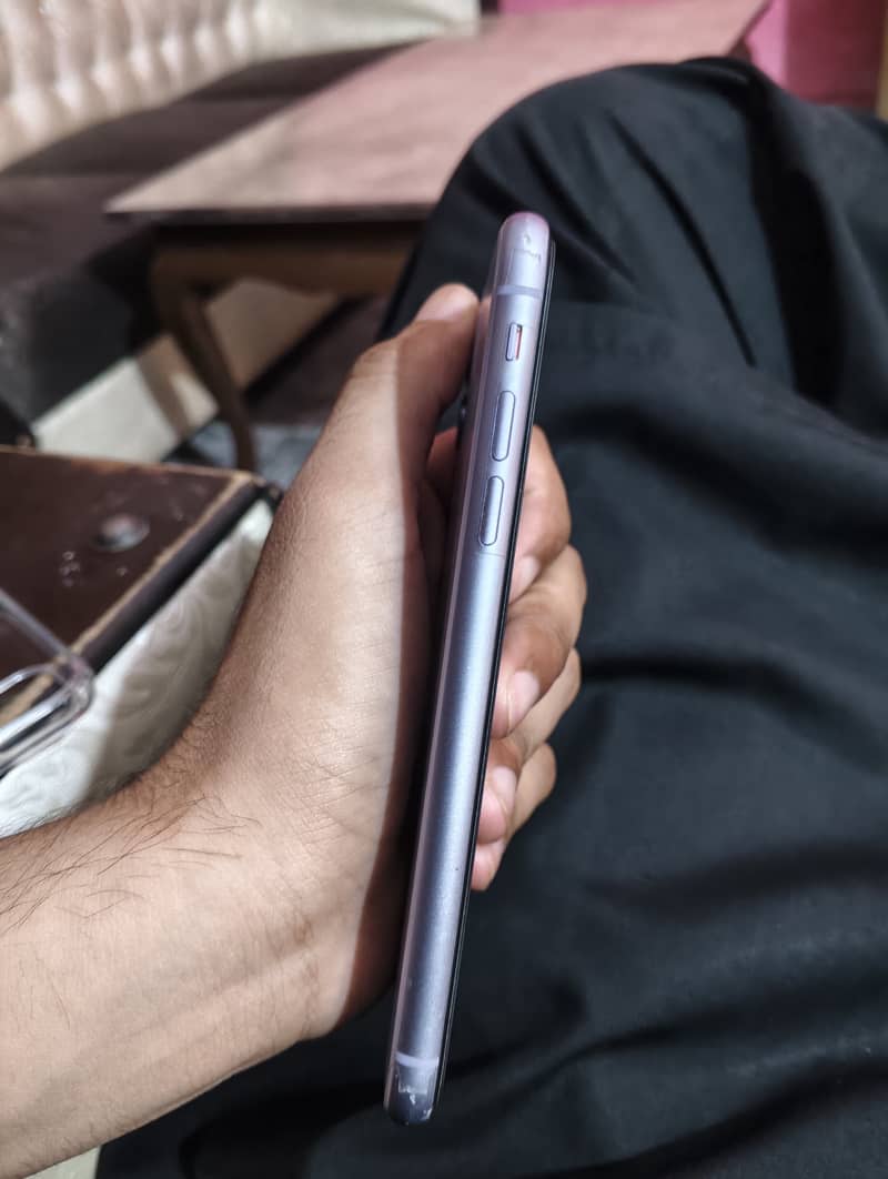 Apple iPhone 11 4