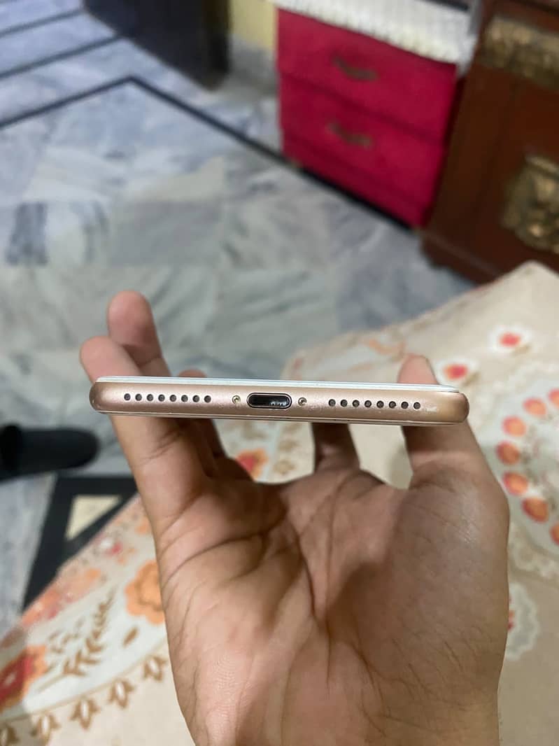 Apple iPhone 8 Plus 4
