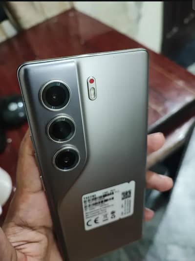 tecno camon 40 pro 2 mah used ha bas 10 warranty ma ha all okay ha