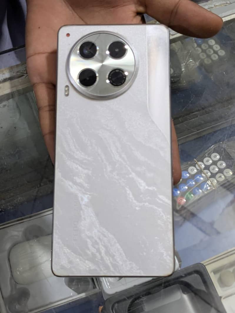 Tecno CAMON 30 1