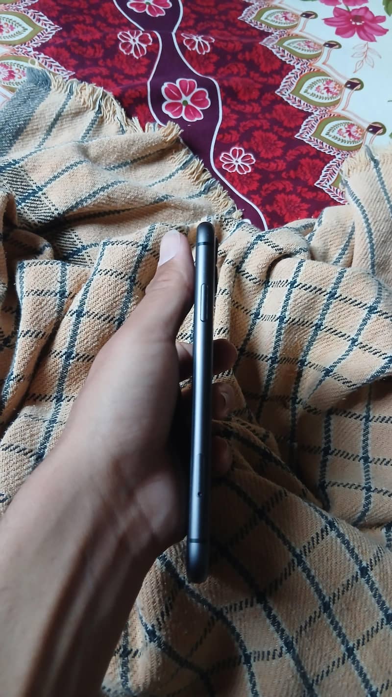 Apple iPhone 11 7