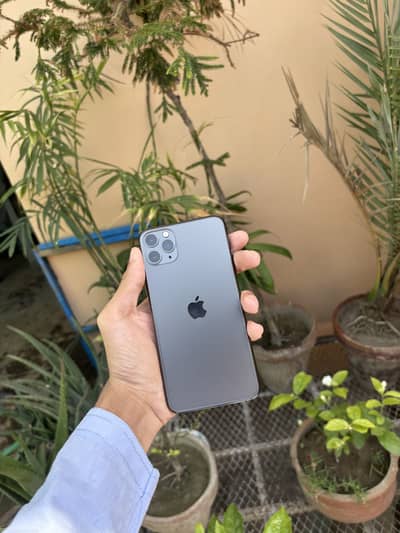 Iphone 11 pro max non pta jv condition 10/10 health 84 waterpack