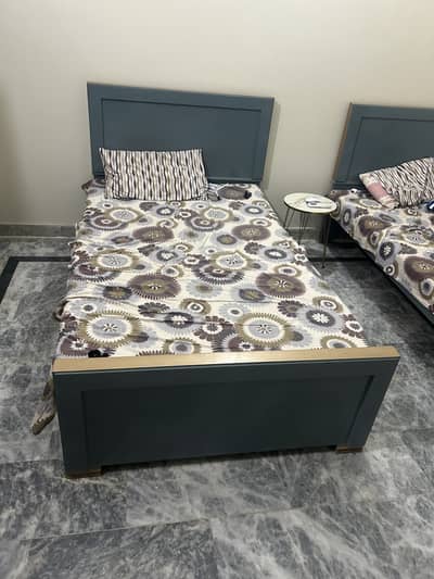 2 single pure wood beds