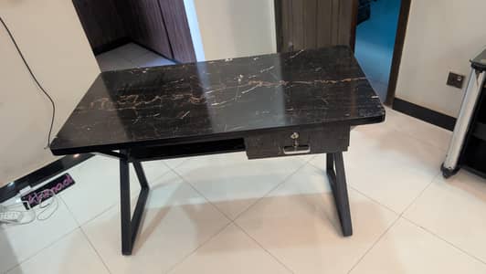 computer table brand new 10/10