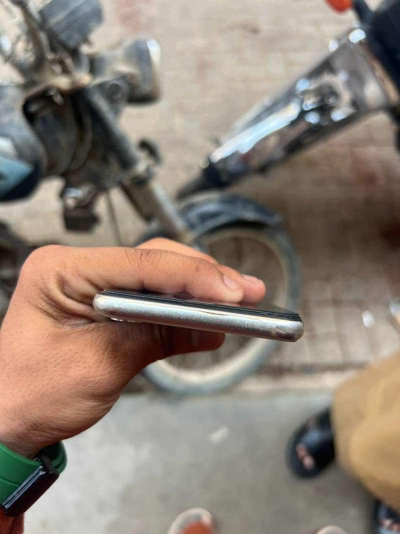 Apple iPhone X 4