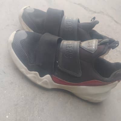 bohot acha shoes size usa 6.5 ha mobile ka camra dhundla h is Ganda la