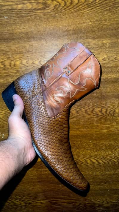 Cow boy boots 11 number ka hai zabardast condition ma hai