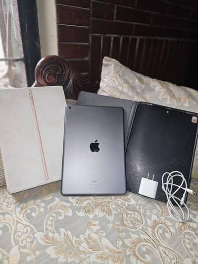 I-PAD 8 GEN 32gb with box and charger