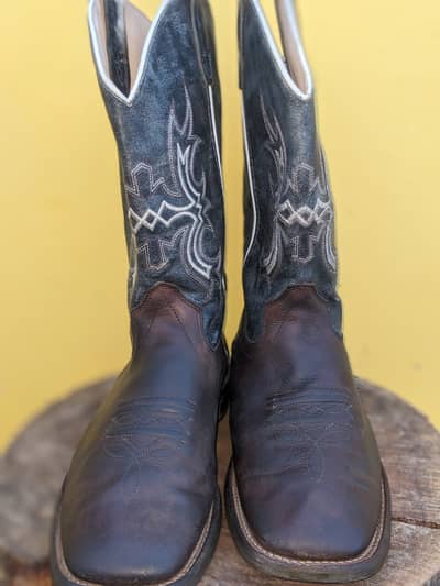 Cow boy boot achi condition ma 8 number available