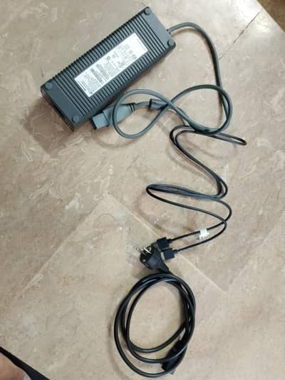 Xbox 360 with 1 box pack controller