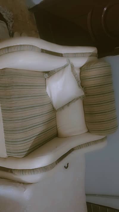 6 seated sofa set is for sale in 30k only need to wash