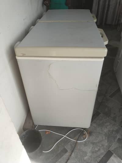 freezers far saal wrking good 10by 9