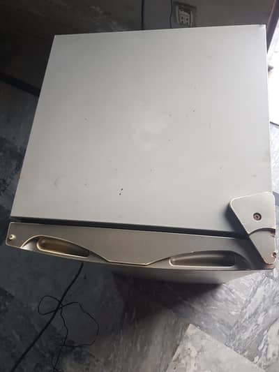 Refrigerator cafe office size lin god condition