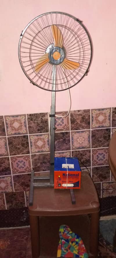 chargeable fan with flesh light