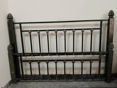 Bed – Mazboot Lohe Ka Double Bed, Achi Condition Mein