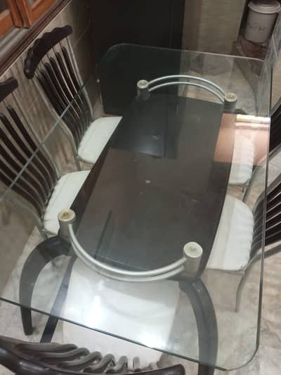 Beautiful Dining Table with 5 Chairs in Excellent