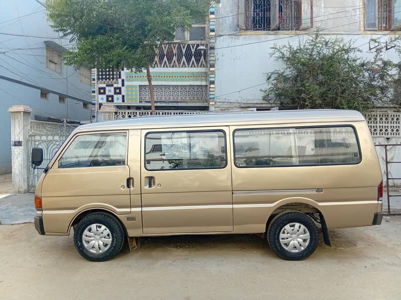 Mazda E200 5