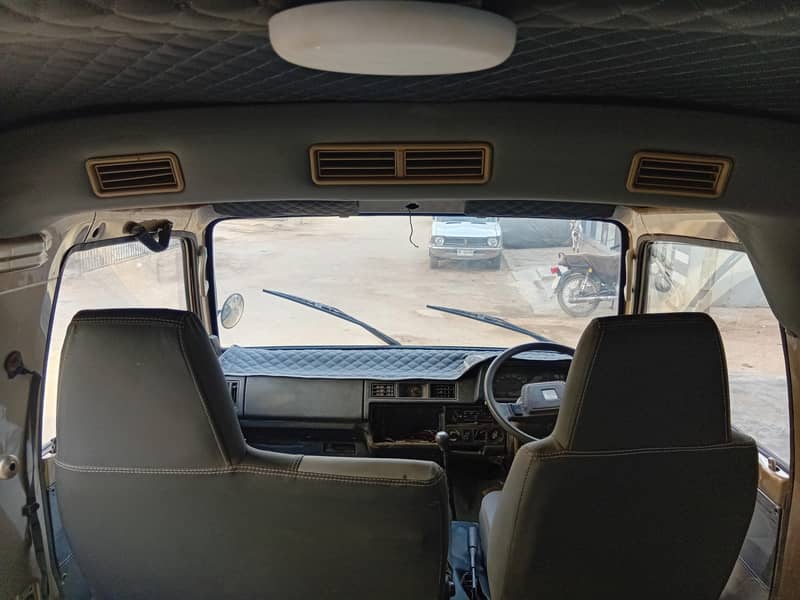 Mazda E200 14