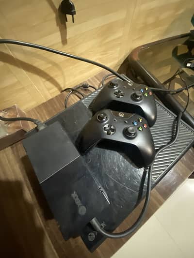 XBOX ONE 500 gb with two controllers