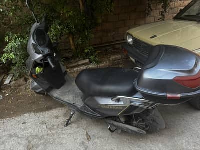 Electric Scooty 2024 Model – Excellent Condition – With Storage & Tra