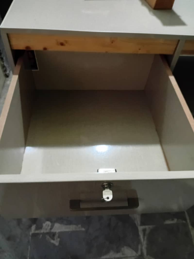 Reception counter 4
