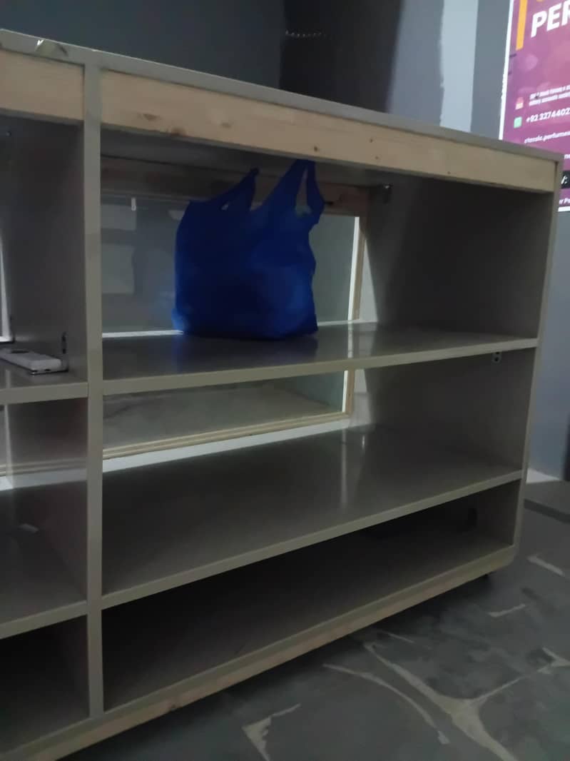 Reception counter 5