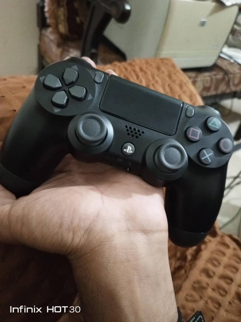PS4 DUALSHOCK 4 CONTROLLER 0