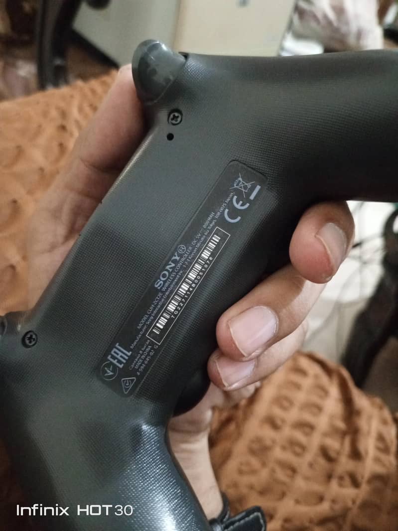 PS4 DUALSHOCK 4 CONTROLLER 1