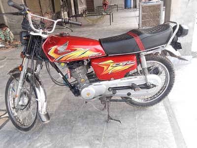 Honda 125 red color