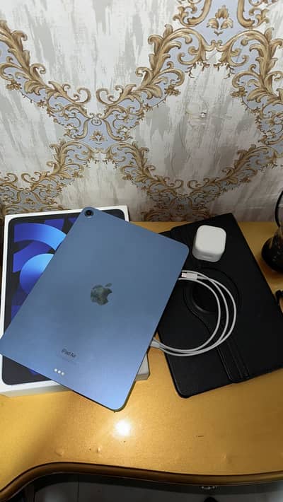 Ipad Air 5th gen ( WIFI ) 64gb with accessories included