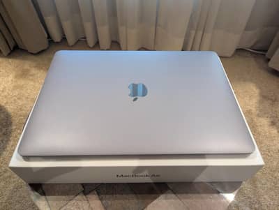 MacBook Air 2020 8/256 Complete Box 10/10 Mint condition