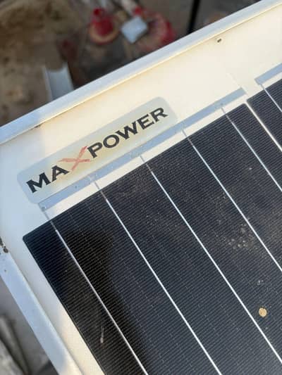 4 plate hai solar panel ke aur 1 inverter hai aur 1 battery hai