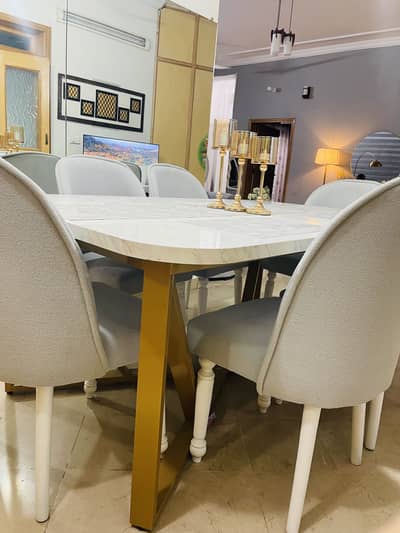 6 seater dinning table with boucle chairs