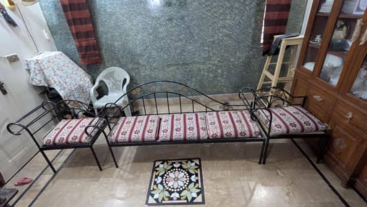 assalamualaikum mere Ghar ke sofe hen 5 seater iron sofa hai