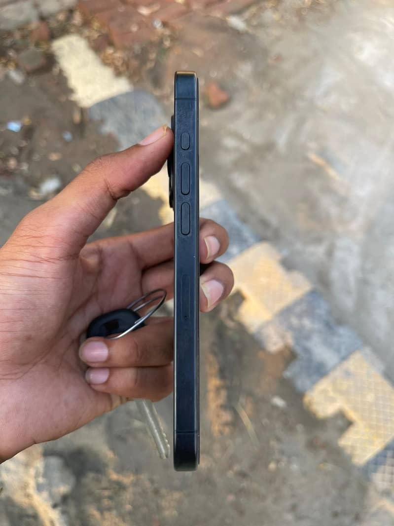 Apple iPhone 15 Pro 3