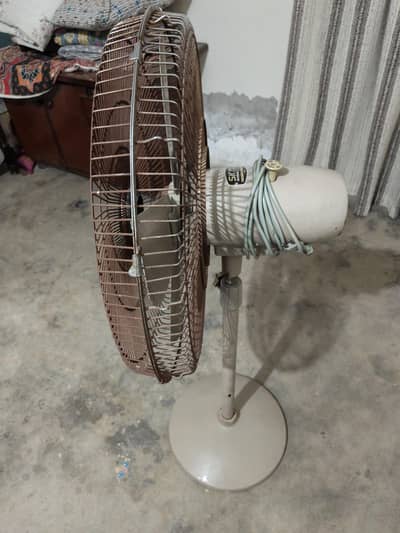 SK brand ka standard 24-inch pedestal (standing) fan.