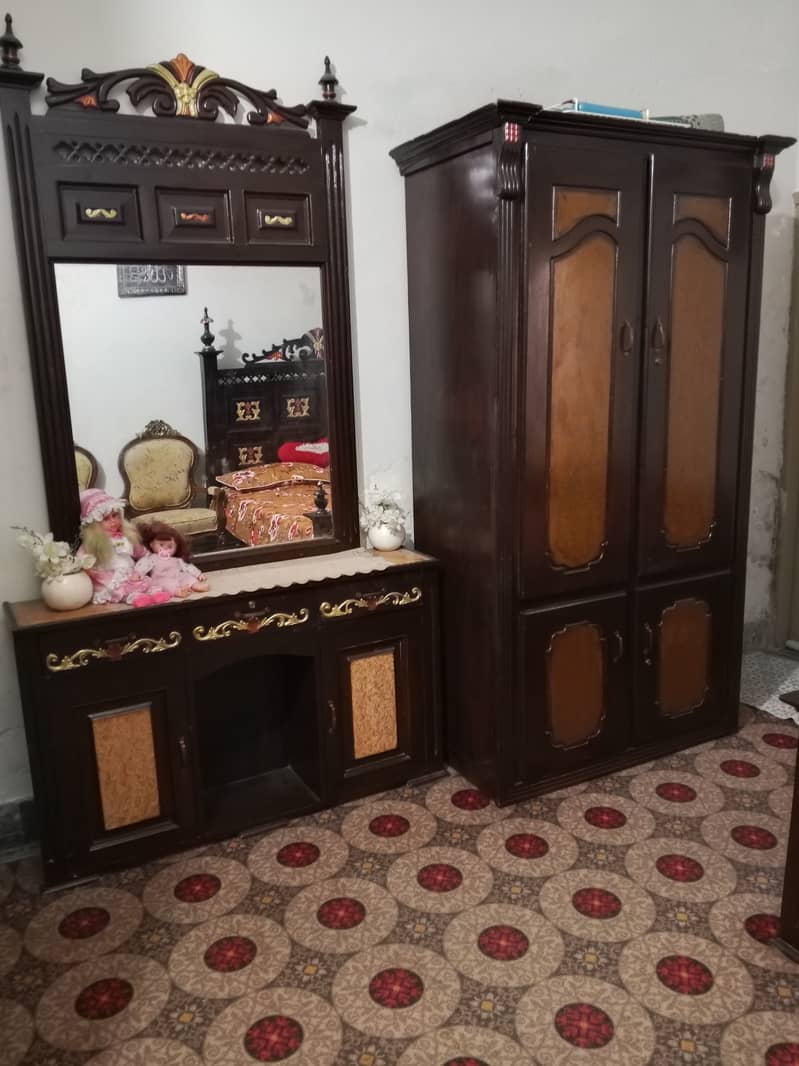 Dressing table and almari 0