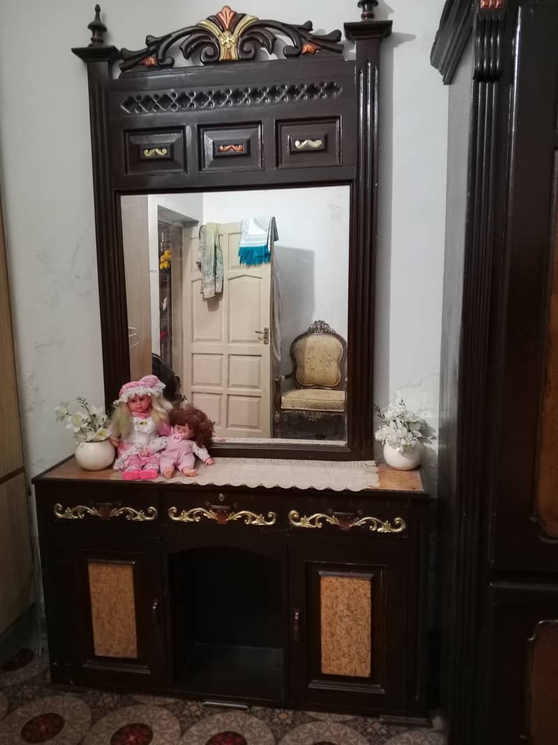 Dressing table and almari 2