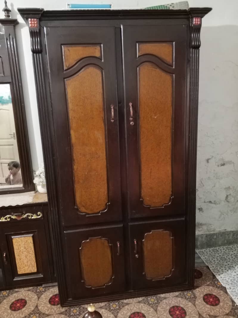 Dressing table and almari 3