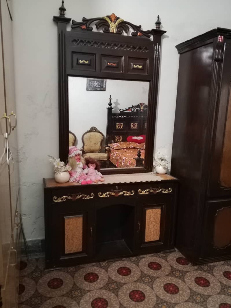 Dressing table and almari 4