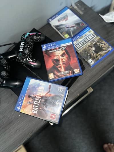 Ps 4 500 gb with 4 cd and 2 controllers
