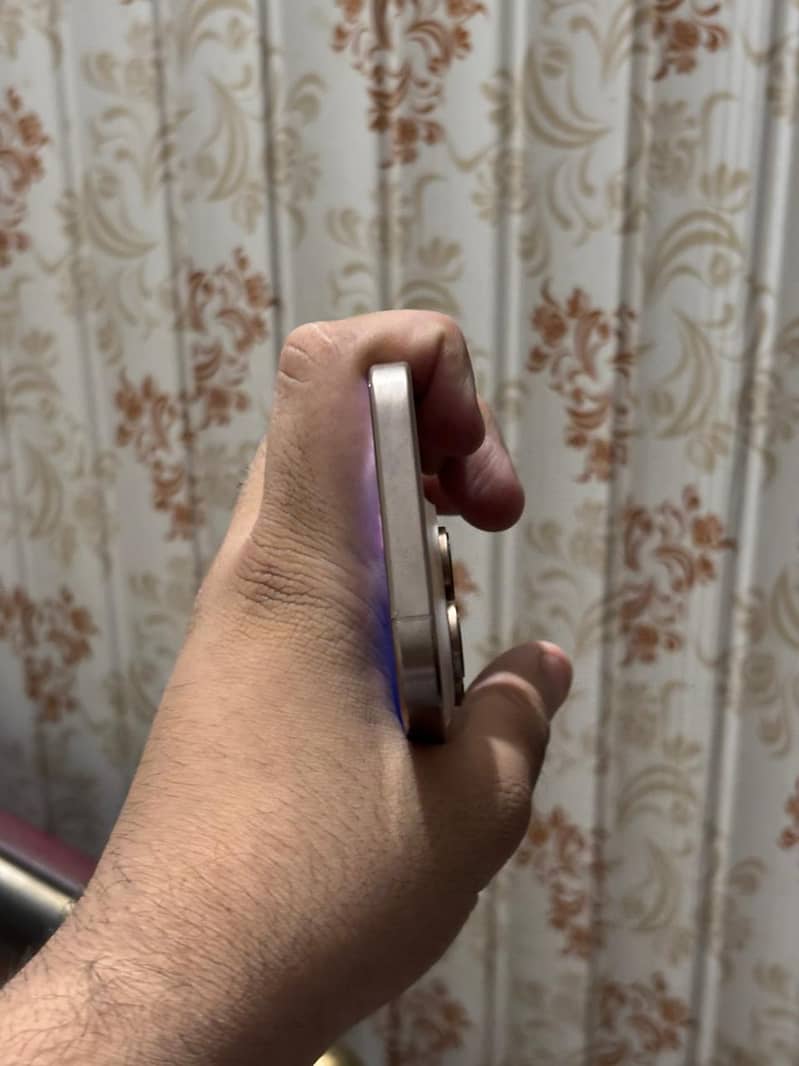 Apple iPhone 16 Pro 3