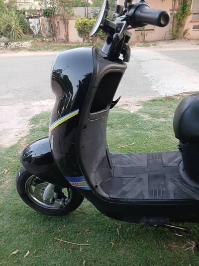 united electric classy sport scooty good condition