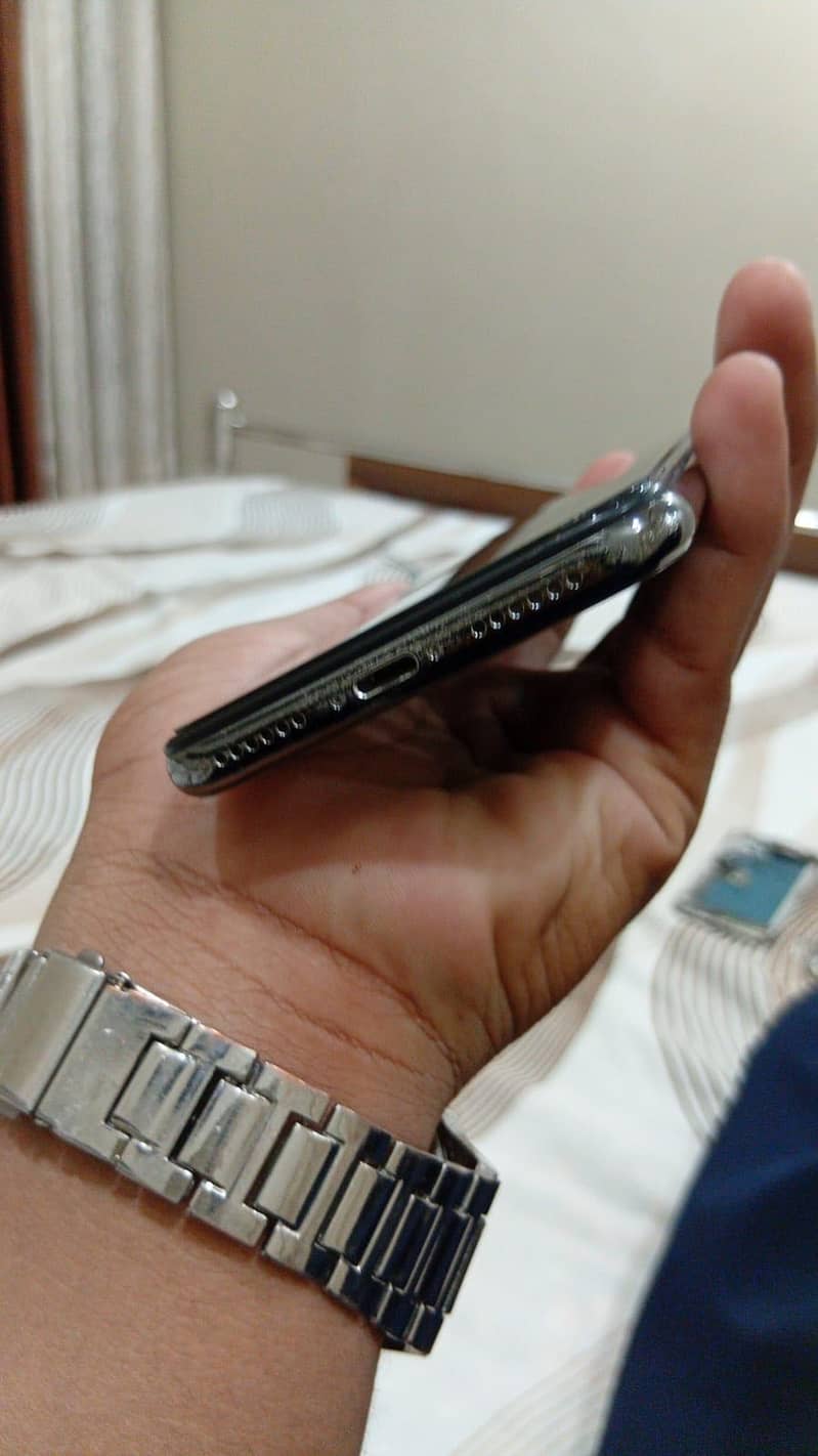 Apple iPhone X 4