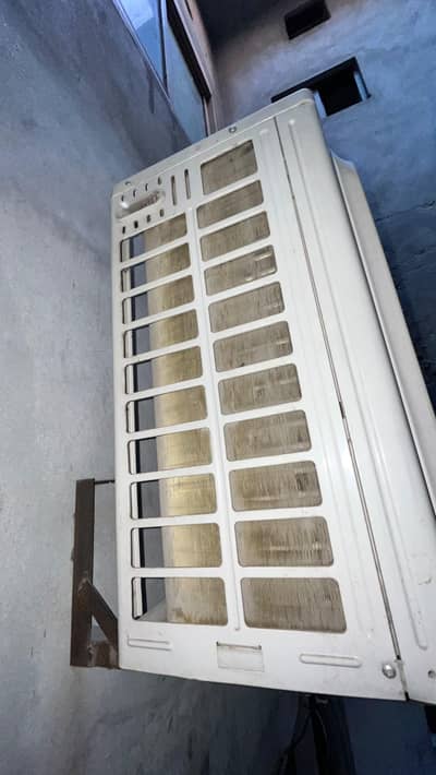 DC inverter Haier 1.5 Ton AC for Sale (Used)