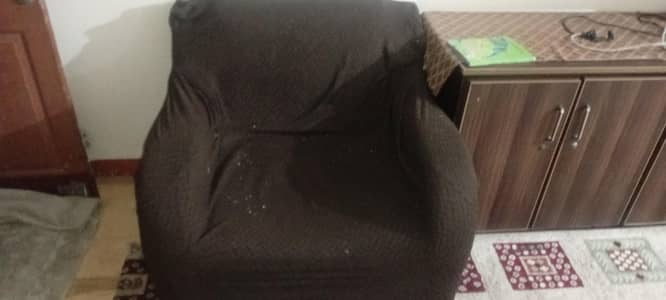 Ek one seater sofa hai aur ek 3 seater sofa hai