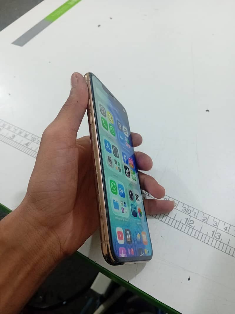 iPhone 11 Pro Max 4