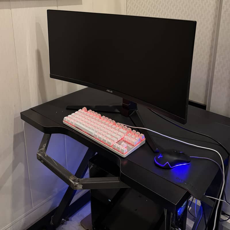 Gaming Pc with Setup 4