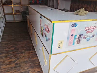 سات الماریوں اور ایک ہیوی قسم کا کاؤنٹر استعمال شدہ دو سے تین ن ماہ