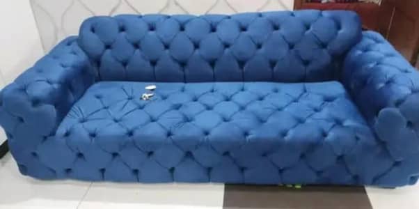I am selling 3 seater sofa neat, clean no demag like new see pic